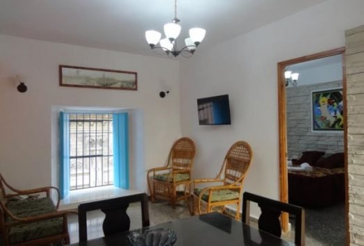 Sala y vista a la habitación.
